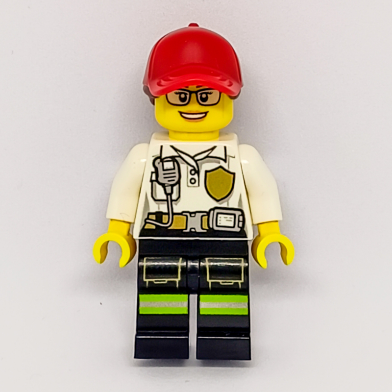 Pompière, polo blanc avec radio et badge, casquette rouge avec cheveux, lunettes (Firewoman, White Polo Shirt with Radio and Badge, Red Cap with Hair, Glasses)