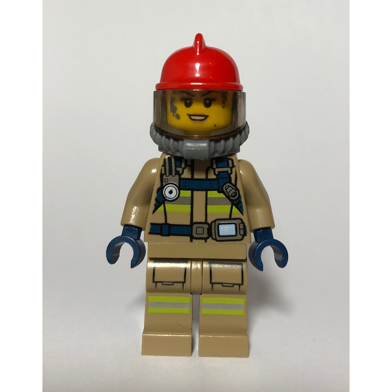 Pompière, costume de feu beige foncé avec jauge et sangles, casque rouge, appareil respiratoire, bouteilles d’air, sale (Firewoman, Dark Tan Fire Suit with Gauge and Straps, Red Helmet, Breathing Apparatus, Airtanks, Dirty)