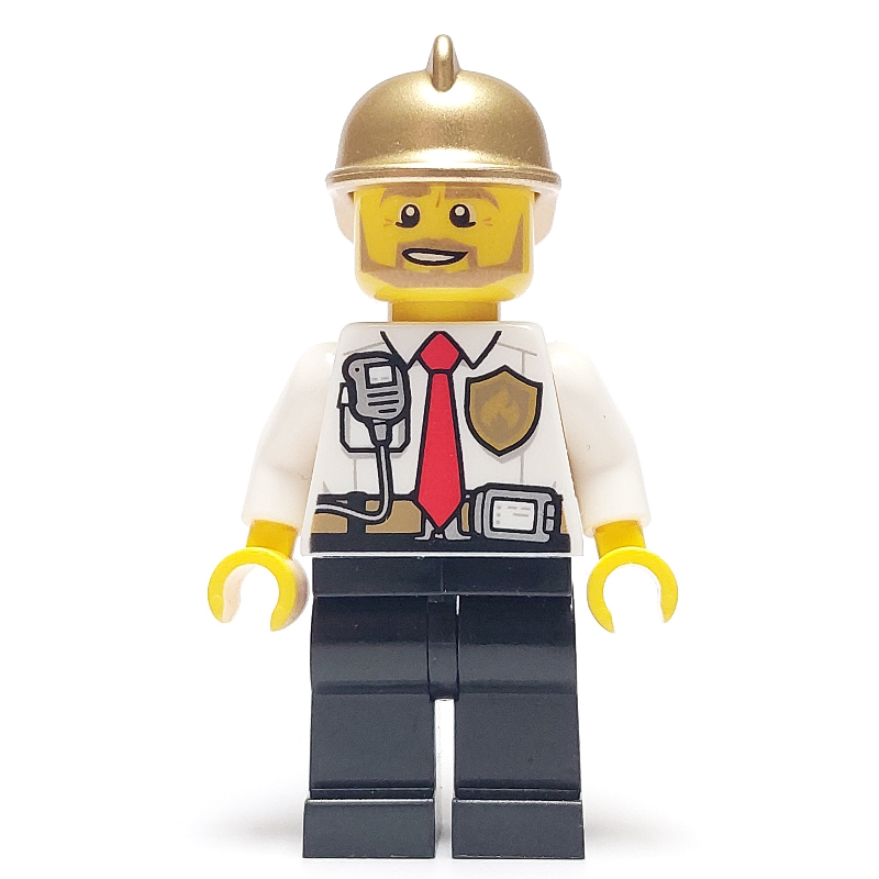 Pompier, chemise blanche avec cravate rouge, badge et radio sur la poche, casque d'or, barbe (Fireman, White Shirt with Red Tie, Badge, and Radio on Pocket, Gold Helmet, Beard)