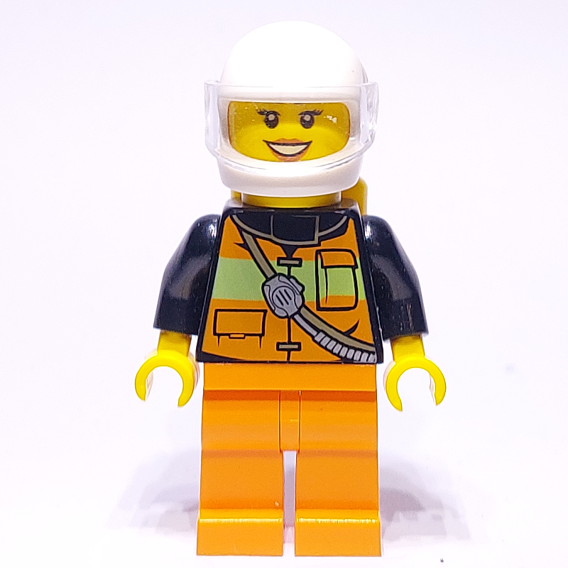 Firewoman, gilet de sécurité orange avec radio, casque blanc avec visière, bouteilles d’air (Firewoman, Orange Safety Vest with Radio, White Helmet with Visor, Airtanks)