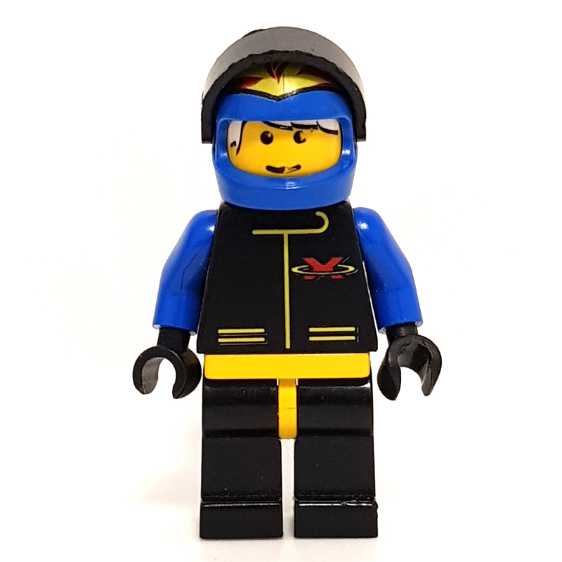 Pilote de course, Extreme Team, veste noire, casque bleu avec flammes et visière (Racer, Extreme Team, Black Jacket, Blue Helmet with Flames and Visor)