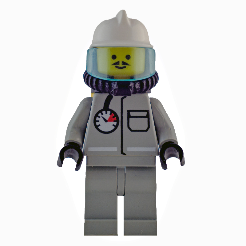 Pompier, chemise avec calibre et poche, jambes gris clair, casque blanc, appareil respiratoire, bouteilles d’air, moustache (Fireman, Shirt with Gauge and Pocket, Light Gray Legs, White Helmet, Breathing Apparatus, Airtanks, Moustache)