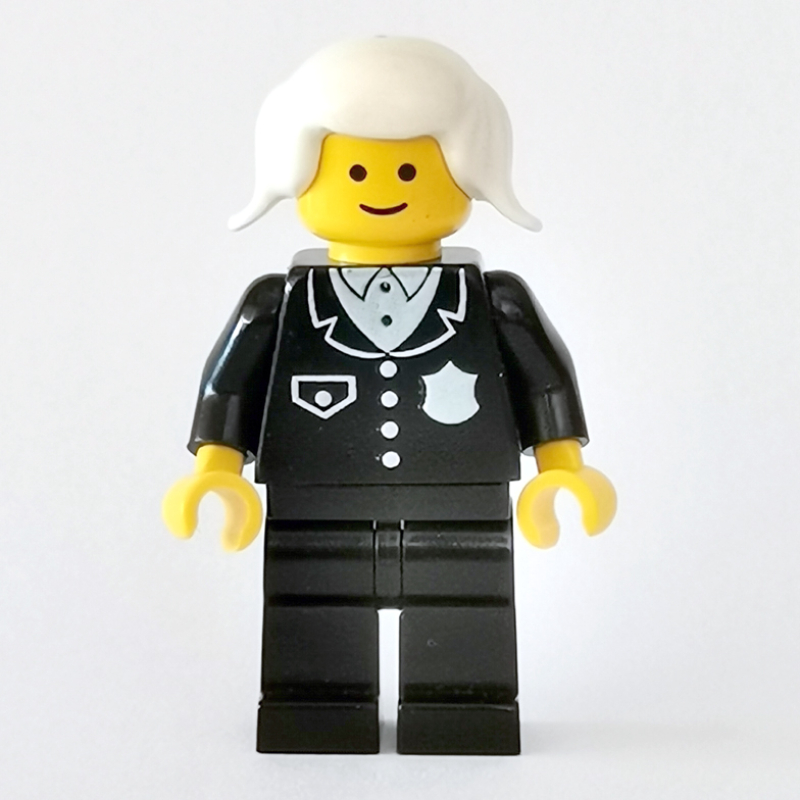 Policière, costume noir avec badge, cheveux blancs (Policewoman, Black Suit with Badge, White Hair)