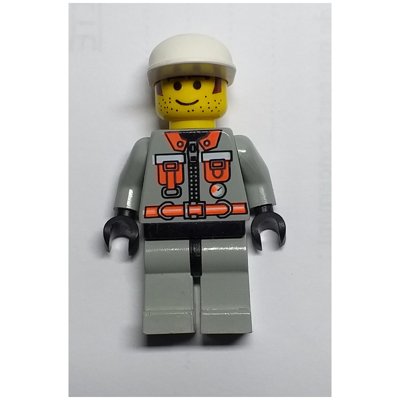 Pompier, costume de feu gris clair avec fermeture à glissière, jauge et pochettes, casquette blanche, cheveux imprimés et barbe naissante (Fireman, Light Gray Fire Suit with Zipper, Gauge, and Pouches, White Cap, Printed Hair and Stubble)