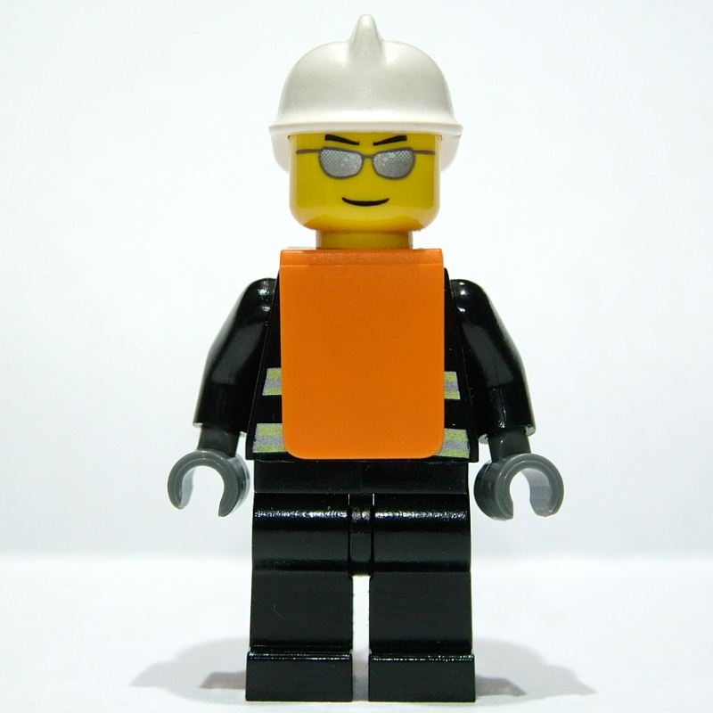 Pompier, veste de feu noir avec des rayures réfléchissantes, radio et badge, casque blanc, gilet orange, lunettes de soleil argentées (Fireman, Black Fire Jacket with Reflective Stripes, Radio, and Badge, White Helmet, Orange Vest, Silver Sunglasses)