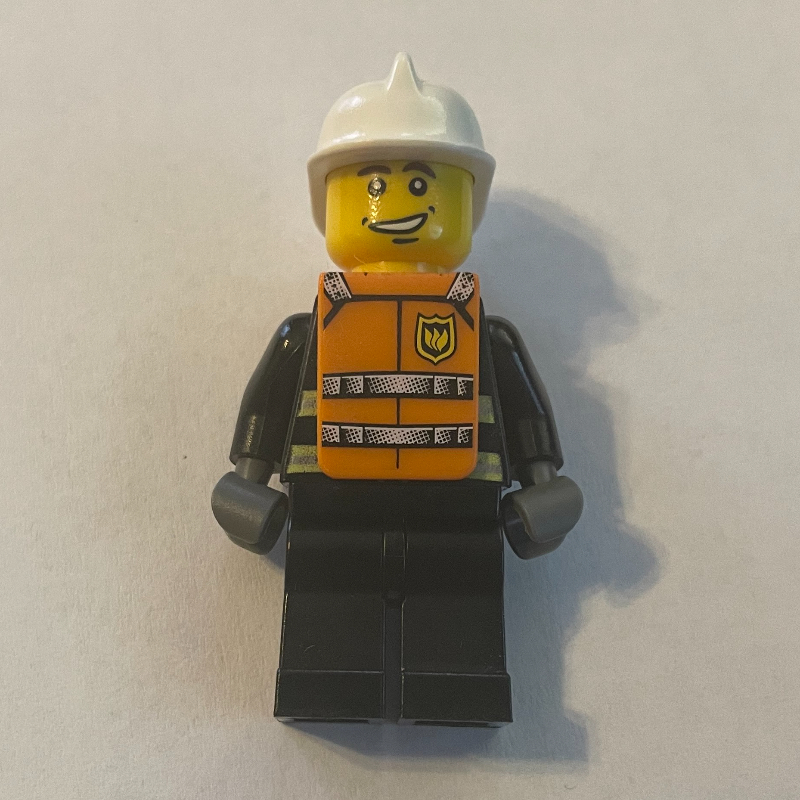 Pompier, veste de feu noir avec bandes réfléchissantes, radio, et badge, casque blanc, gilet orange (Fireman, Black Fire Jacket with Reflective Stripes, Radio, and Badge, White Helmet, Orange Vest)