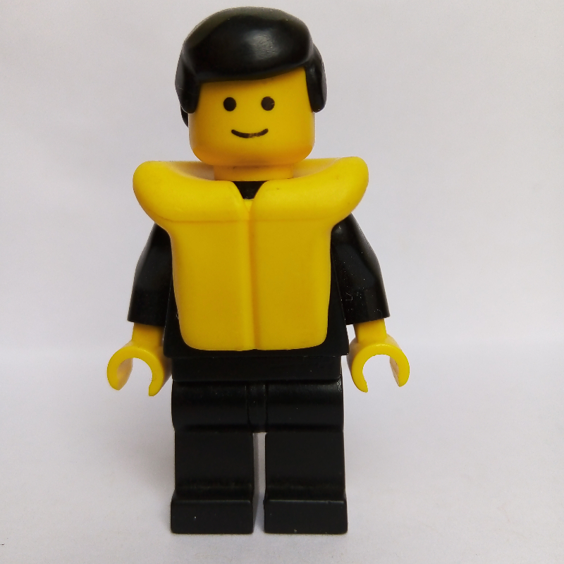Policier, costume noir avec badge, cheveux noirs, gilet de sauvetage jaune (Policeman, Black Suit with Badge, Black Hair, Yellow Life Vest)