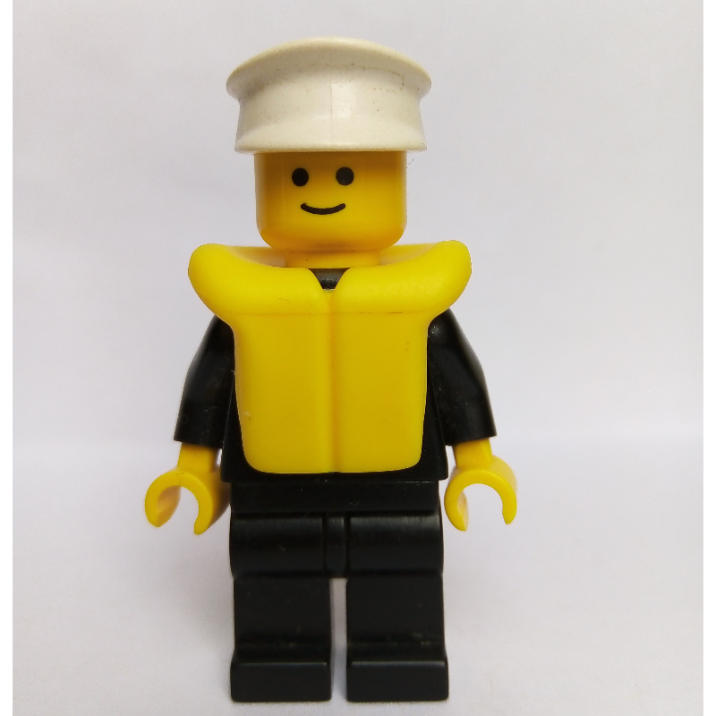 Policier, costume noir avec badge, chapeau blanc, gilet de sauvetage jaune (Policeman, Black Suit with Badge, White Hat, Yellow Life Vest)