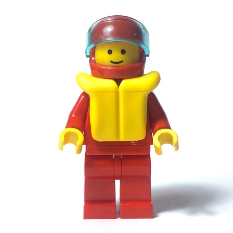 Homme, veste rouge avec fermeture éclair, casque rouge avec visière, gilet de sauvetage jaune (Man, Red Jacket with Zipper, Red Helmet with Visor, Yellow Life Vest)