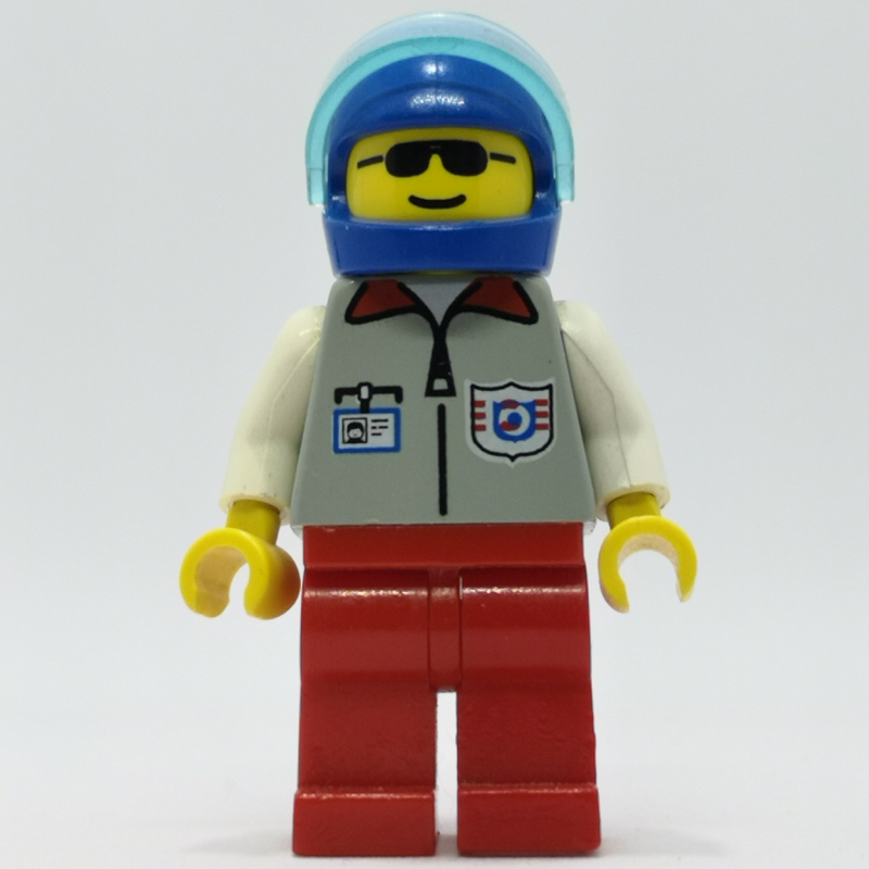 Garde côtière, veste gris clair avec fermeture éclair et badge, casque bleu avec visière, lunettes de soleil (Coast Guard, Light Gray Jacket with Zipper and Badge, Blue Helmet with Visor, Sunglasses)