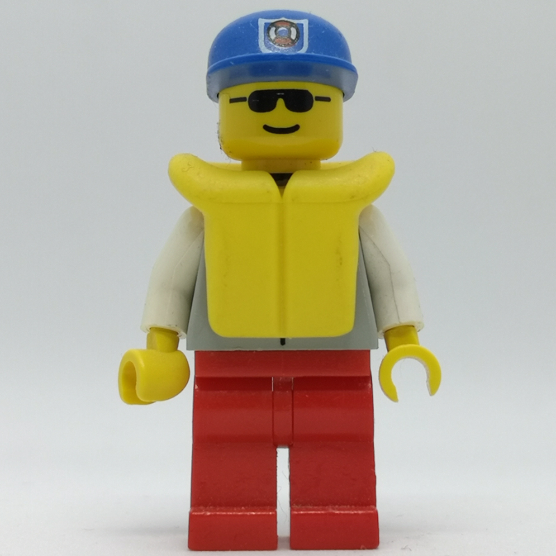 Garde-côte, veste gris clair avec fermeture éclair et badge, casquette bleue avec badge, gilet de sauvetage jaune, lunettes de soleil (Coast Guard, Light Gray Jacket with Zipper and Badge, Blue Cap with Badge, Yellow Life Vest, Sunglasses)