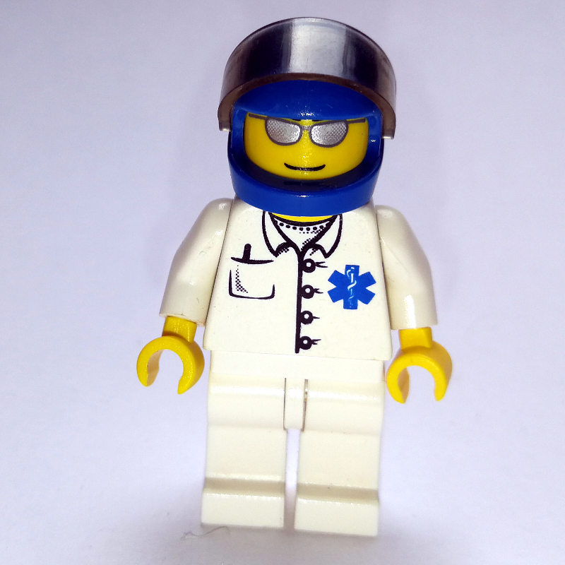 Médecin, chemise blanche avec logo étoile de la vie, casque bleu avec visière, lunettes de soleil argentées (Doctor, White Shirt with Star of Life Logo, Blue Helmet with Visor, Silver Sunglasses)