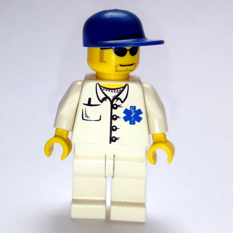 Médecin, chemise blanche avec logo étoile de la vie, casquette bleue, lunettes de soleil (Doctor, White Shirt with Star of Life Logo, Blue Cap, Sunglasses)
