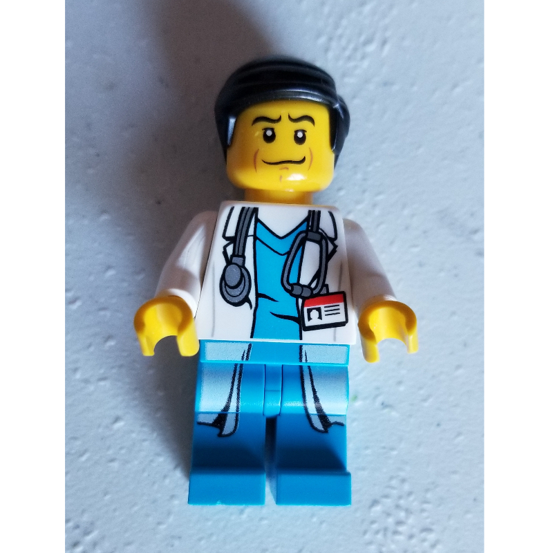 Médecin, blouse de laboratoire blanche sur gommages azur foncé avec badge id et stéthoscope, cheveux noirs (Doctor, White Lab Coat over Dark Azure Scrubs with ID Badge and Stethoscope, Black Hair)