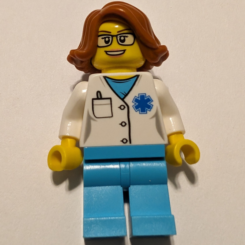 Médecin gris, femme, chemise blanche sur gommages azur moyen avec étoile de vie et de poche, cheveux orange foncé, lunettes (Doctor Grey, Woman, White Shirt over Medium Azure Scrubs with Star of Life and Pocket, Dark Orange Hair, Glasses)