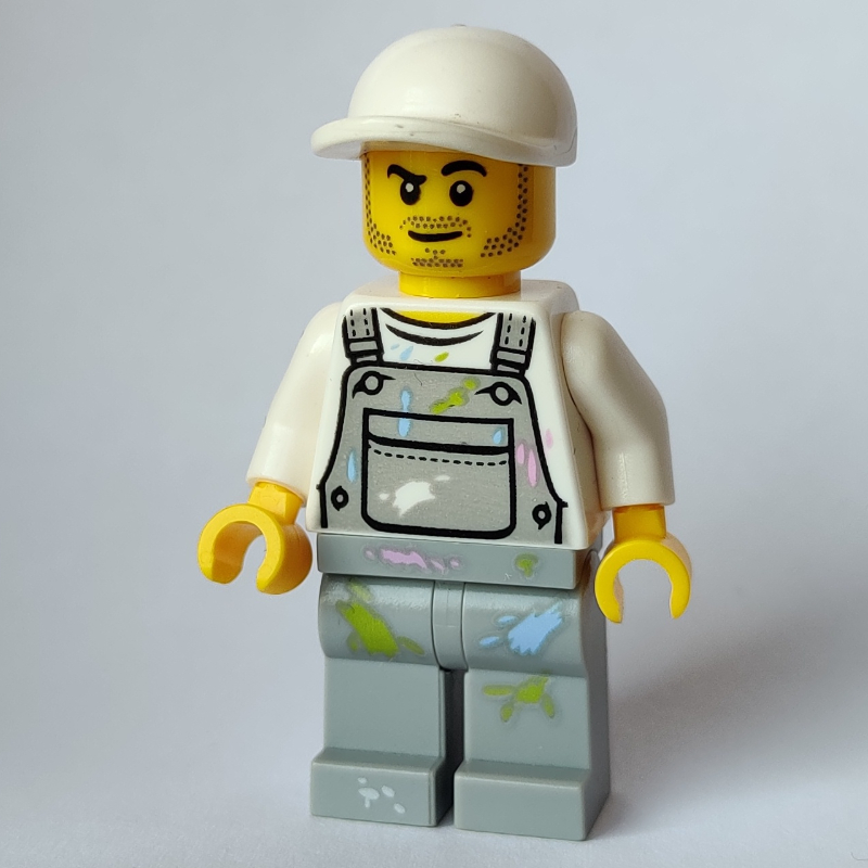 Homme, salopette gris bleuté clair avec taches de peinture, casquette blanche, barbe naissante (Man, Light Bluish Gray Overalls with Paint Stains, White Cap, Stubble)