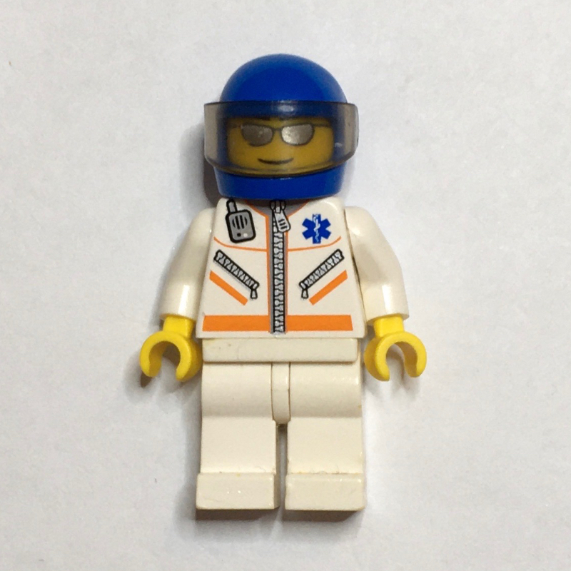 Paramédic, veste blanche avec fermeture éclair, radio et étoile de la vie, casque bleu avec visière, lunettes de soleil argentées (Paramedic, White Jacket with Zipper, Radio and Star of Life, Blue Helmet with Visor, Silver Sunglasses)