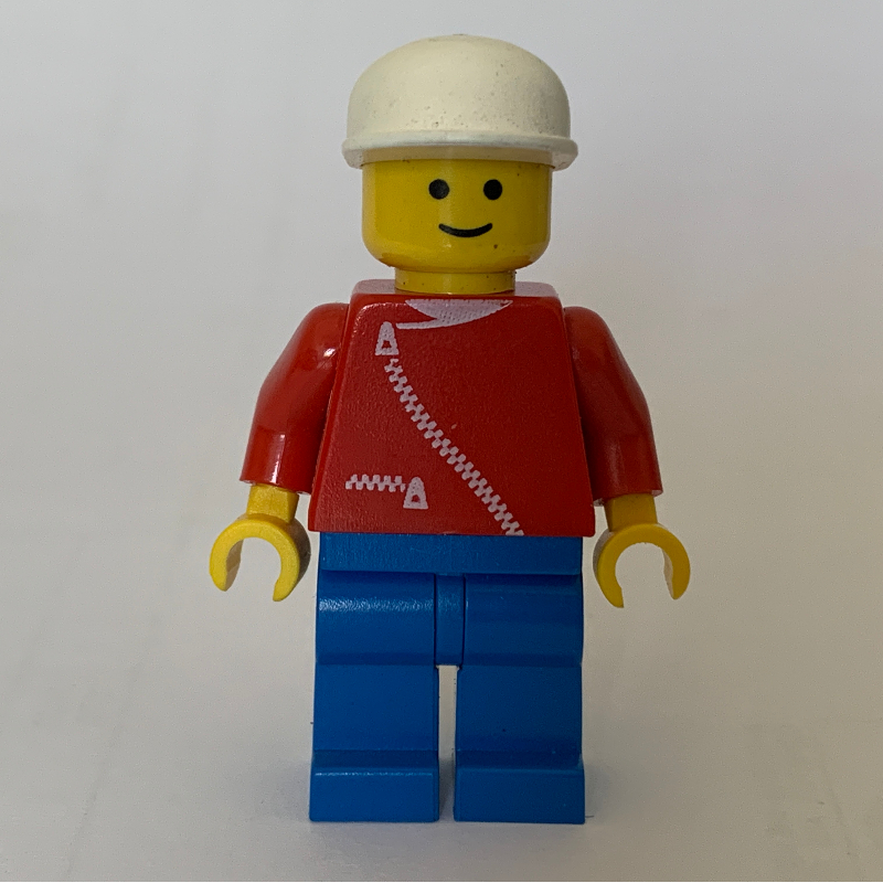 Homme, veste rouge avec fermeture à glissière, jambes bleues, casquette blanche (Man, Red Jacket with Zipper, Blue Legs, White Cap)