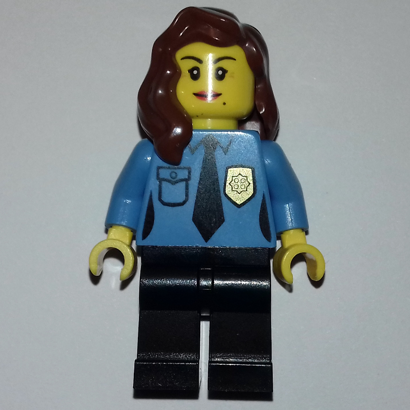 Policière, chemise bleu moyen avec cravate et badge, jambes noires, cheveux brun rougeâtre (Policewoman, Medium Blue Shirt with Tie and Badge, Black Legs, Reddish Brown Hair)