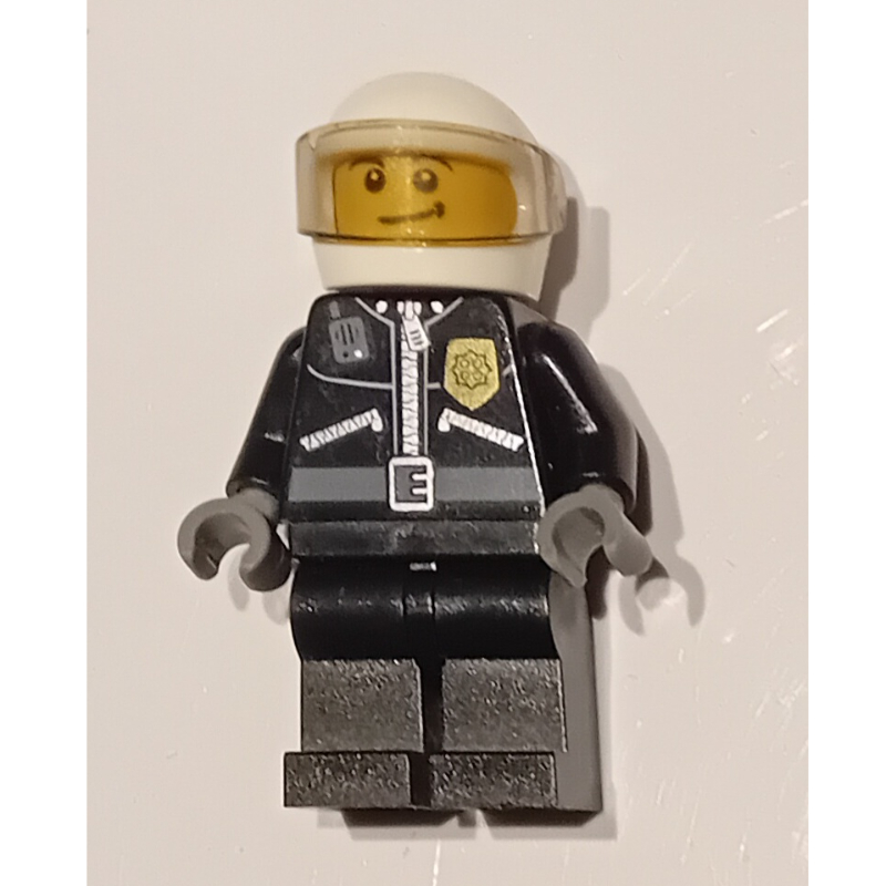Policier, veste noire avec fermeture à glissière, radio et badge, casque et visière blancs, sourcils bruns (Policeman, Black Jacket with Zipper, Radio, and Badge, White Helmet and Visor, Brown Eyebrows)