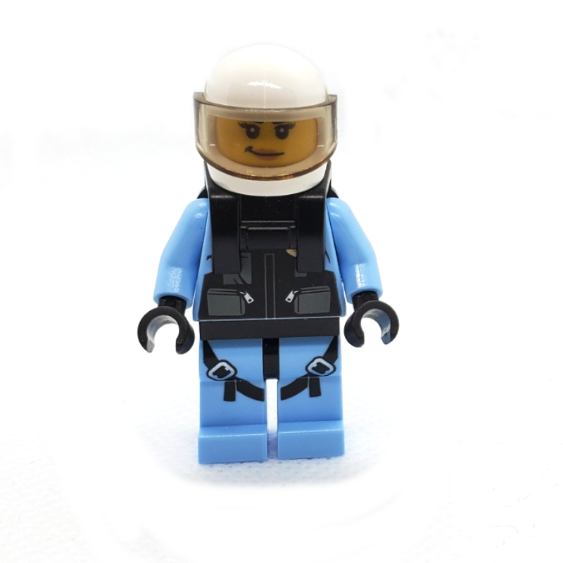 Policière, gilet noir avec badge et poches sur chemise bleu clair vif, casque blanc avec visière brun transparent, support de cou (Policewoman, Black Vest with Badge and Pouches over Bright Light Blue Shirt, White Helmet with Trans-Brown Visor, Neck Bracket)
