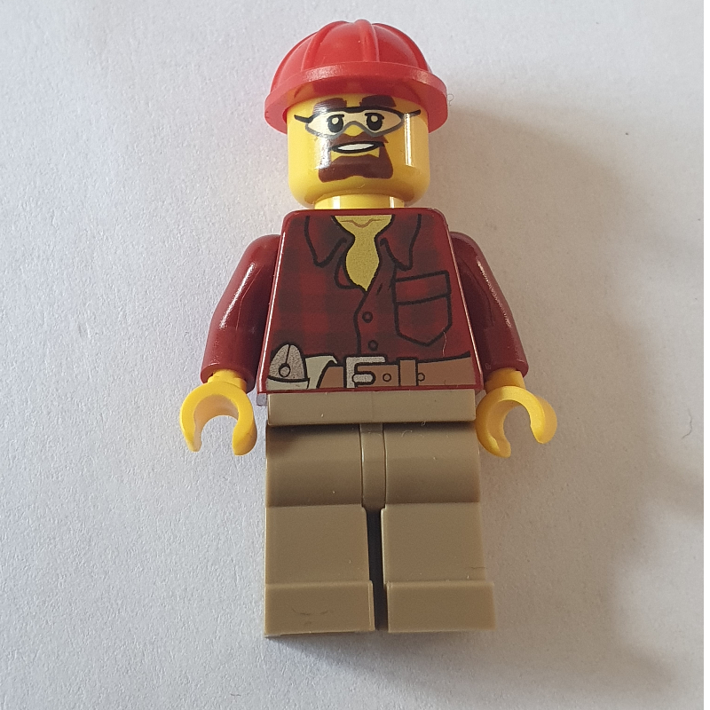 Travailleur de la construction, chemise de flanelle rouge foncé, casque de chantier rouge, bouc et lunettes de sécurité (Construction Worker, Dark Red Flannel Shirt, Red Hard Hat, Goatee Beard and Safety Glasses)