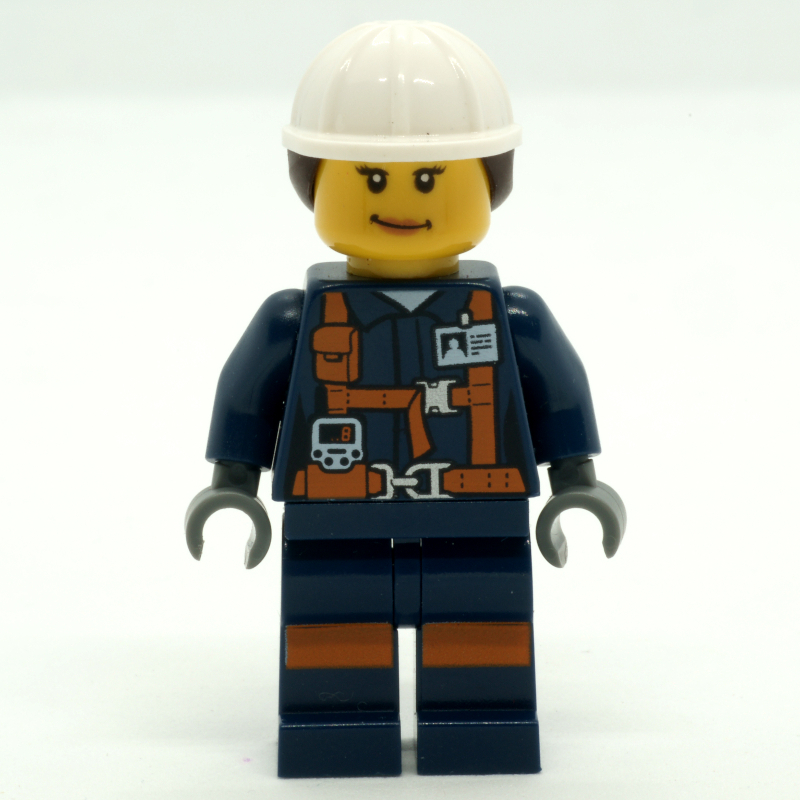 Mineur, femme, veste bleu foncé avec sangles et badge id, casque de chantier blanc avec cheveux (Miner, Woman, Dark Blue Jacket with Straps and ID Badge, White Hard Hat with Hair)