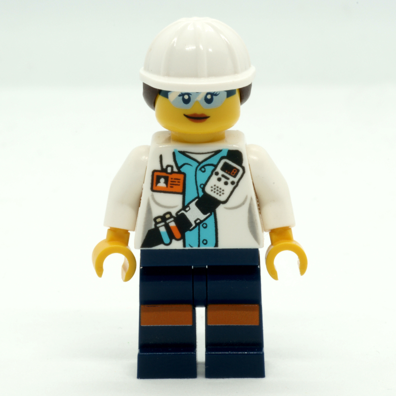Mineur, femme, veste blanche ouverte avec ceinture d'épaule et badge d'identité, casque de chantier blanc avec cheveux, lunettes de sécurité (Miner, Woman, Open White Jacket with Shoulder Belt and ID Badge, White Hard Hat with Hair, Safety Glasses)