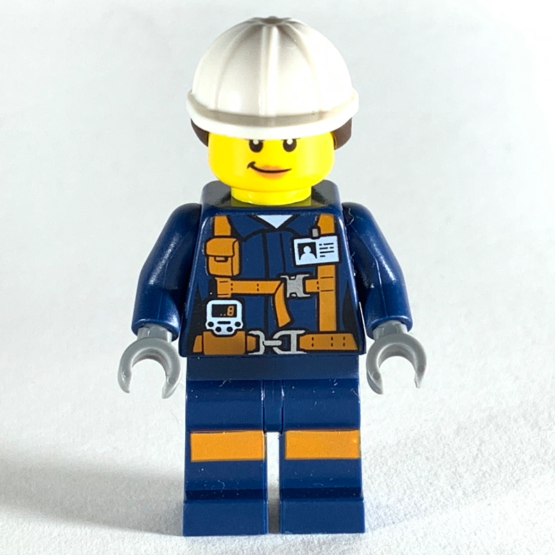 Mineur, femme, veste bleu foncé avec sangles et badge id, casque de chantier blanc avec cheveux, sourire (Miner, Woman, Dark Blue Jacket with Straps and ID Badge, White Hard Hat with Hair, Smirk)