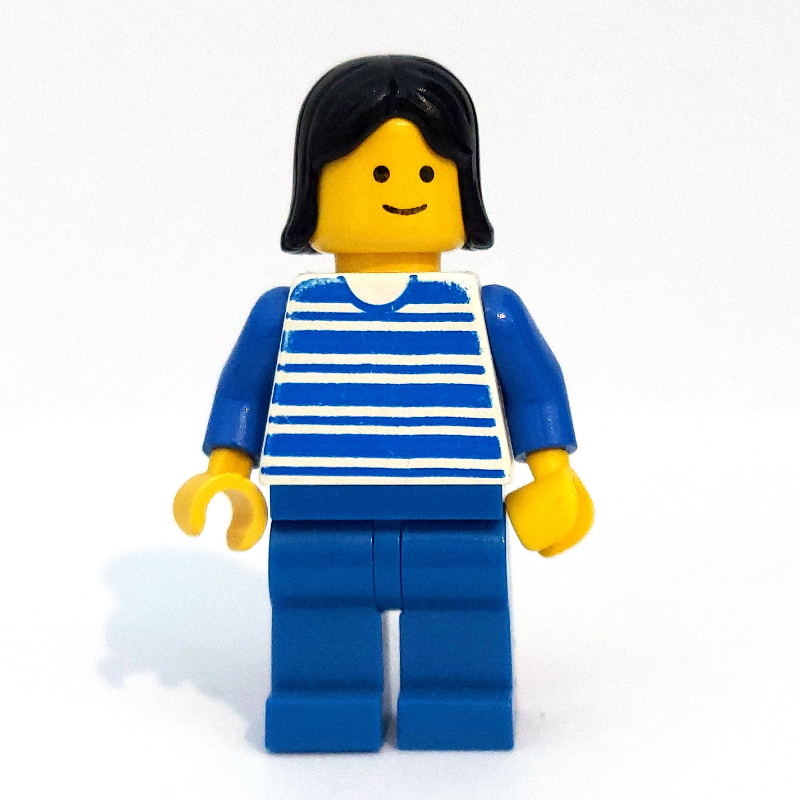 Femme, chemise à rayures bleues et blanches, jambes bleues, cheveux noirs (Woman, Blue and White Stripe Shirt, Blue Legs, Black Hair)
