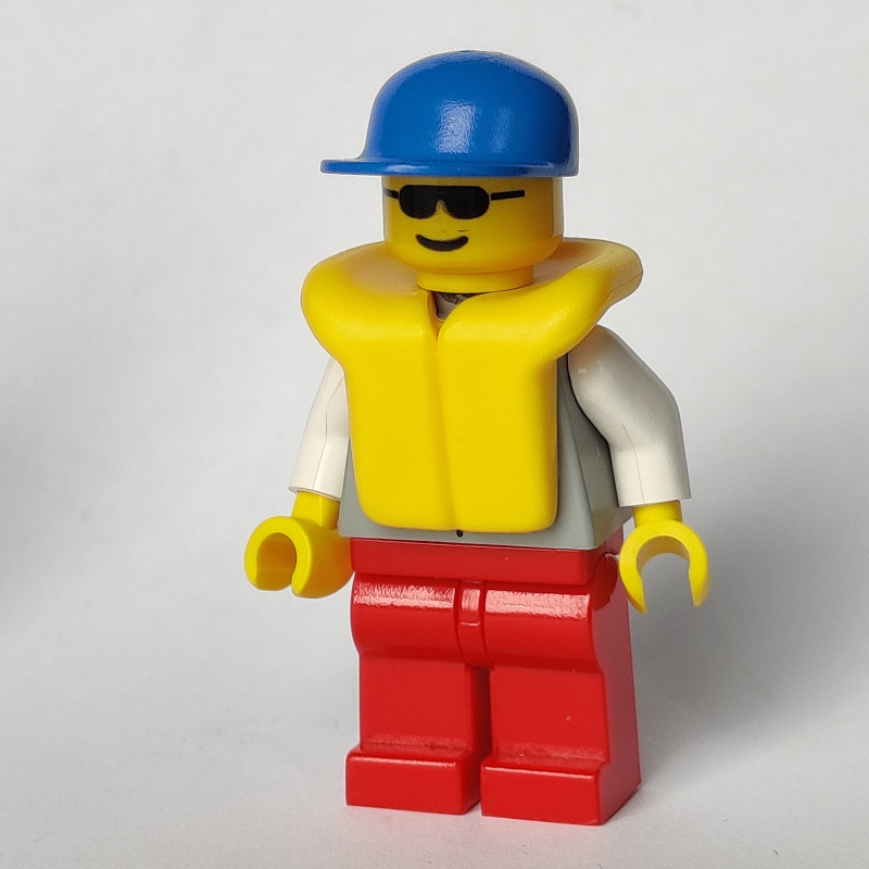 Veste gris clair, jambes rouges, casquette bleue, lunettes de soleil (Light Grey Jacket, Red Legs, Blue Cap, Sunglasses)