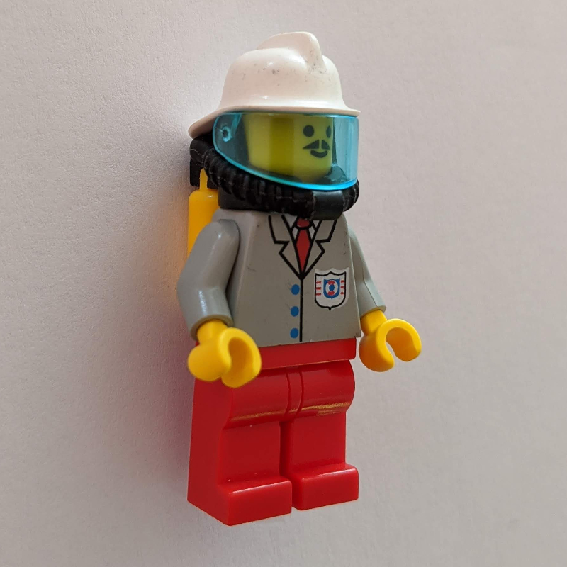 Veste gris clair, jambes rouges, casque blanc, appareil respiratoire (Light Grey Jacket, Red Legs, White Helmet, Breathing Apparatus)