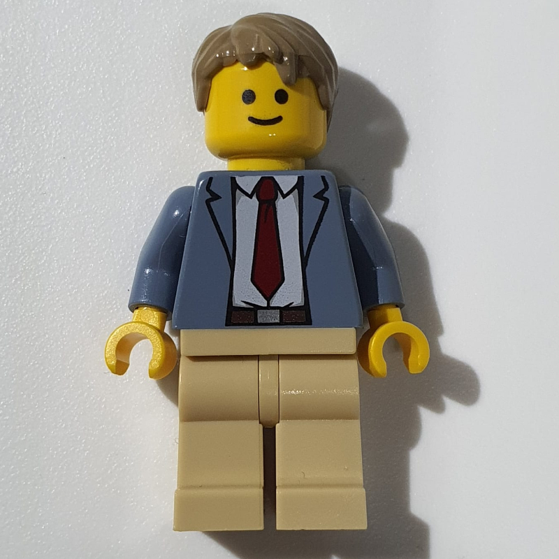 Détective as brickman - torse bleu sable, jambes beiges, cheveux beige foncé (Detective Ace Brickman - Sand Blue Torso, Tan Legs, Dark Tan Hair)