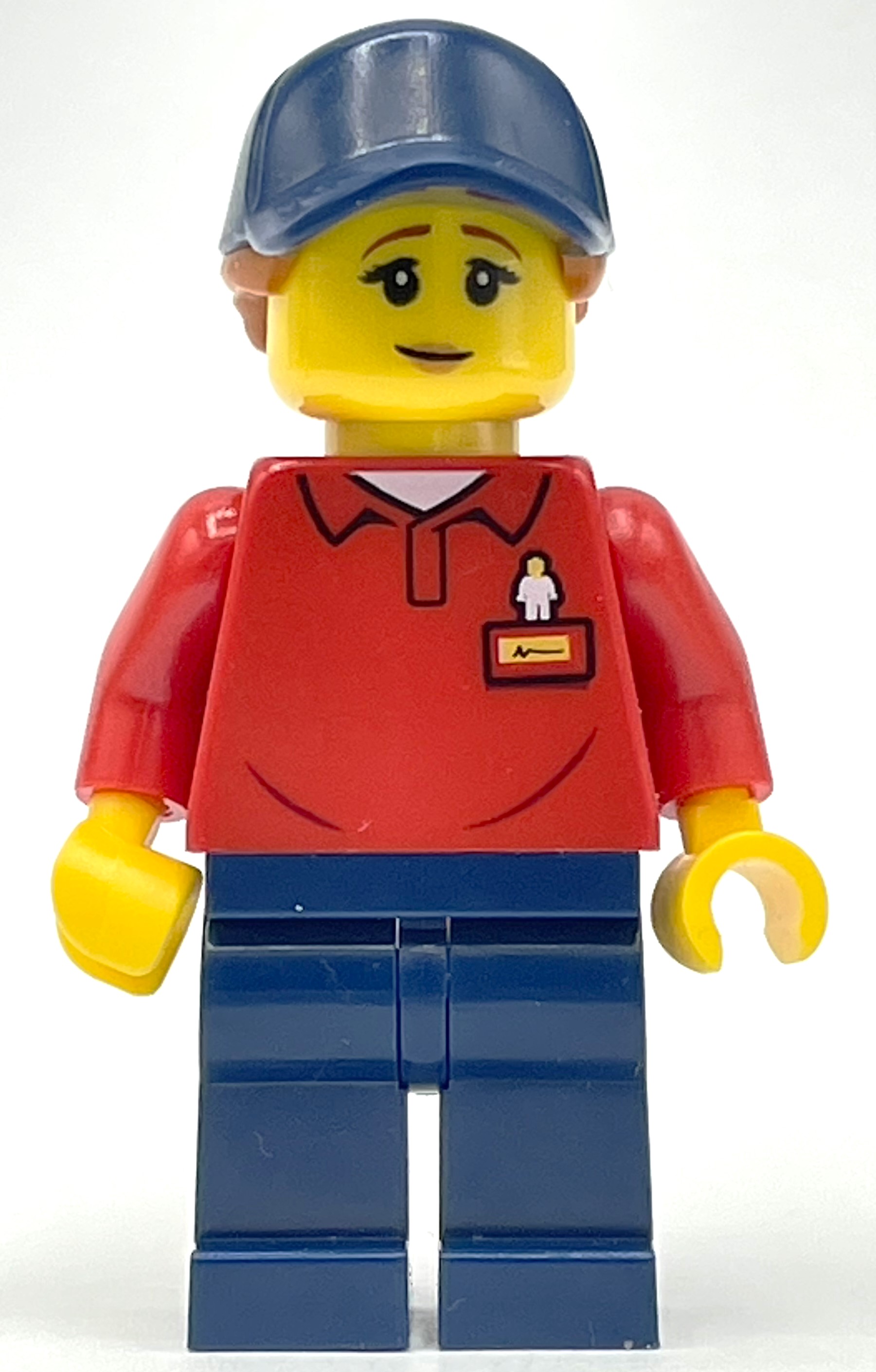 LEGOLAND employé, torse rouge, jambes bleu foncé, casquette bleu foncé, cheveux brun rougeâtre (LEGOLAND Employee, Red Torso, Dark Blue Legs, Dark Blue Cap, Reddish Brown Hair)