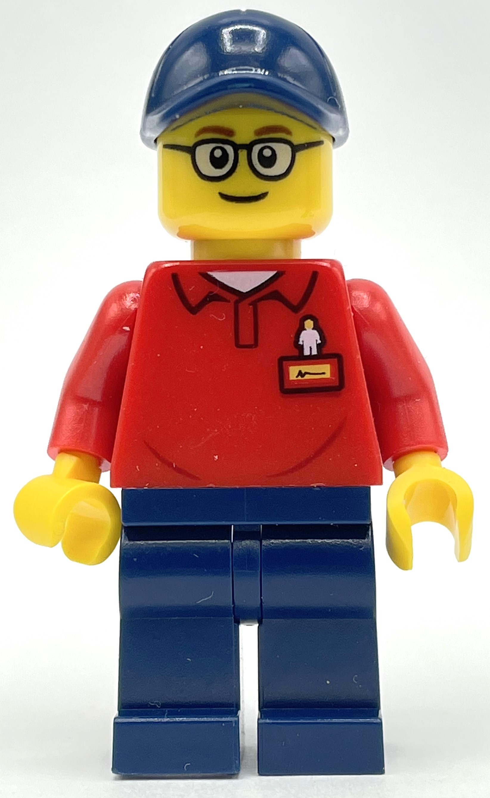 LEGOLAND employé, torse rouge, jambes bleu foncé, casquette bleu foncé, lunettes (LEGOLAND Employee, Red Torso, Dark Blue Legs, Dark Blue Cap, Glasses)