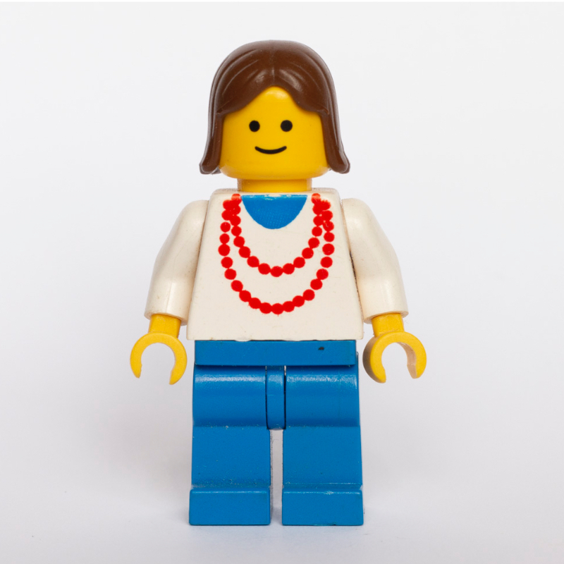 Femme, haut blanc avec collier rouge, jambes bleues, cheveux bruns (Woman, White Top with Red Necklace, Blue Legs, Brown Hair)