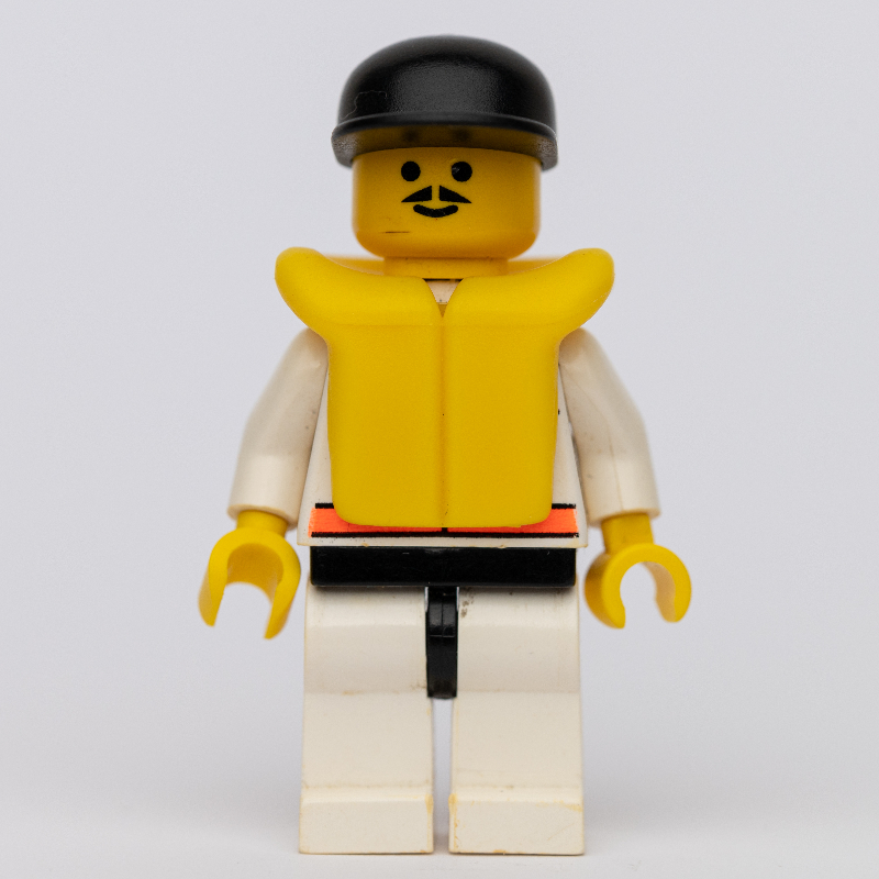 Res-Q homme, casquette noire, gilet de sauvetage jaune, moustache (Res-Q Man, Black Cap, Yellow Life Vest, Moustache)