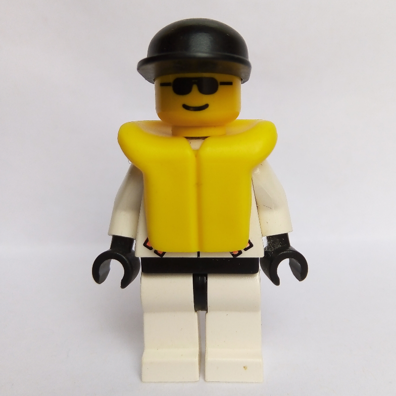 Res-Q homme, casquette noire, gilet de sauvetage jaune, lunettes de soleil (Res-Q Man, Black Cap, Yellow Life Vest, Sunglasses)