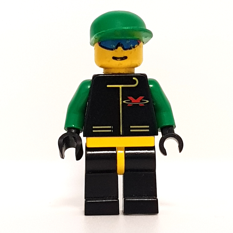 Pilote de course, Extreme Team, veste noire, jambes noires, casquette verte, lunettes de soleil bleues (Racer, Extreme Team, Black Jacket, Black Legs, Green Cap, Blue Sunglasses)