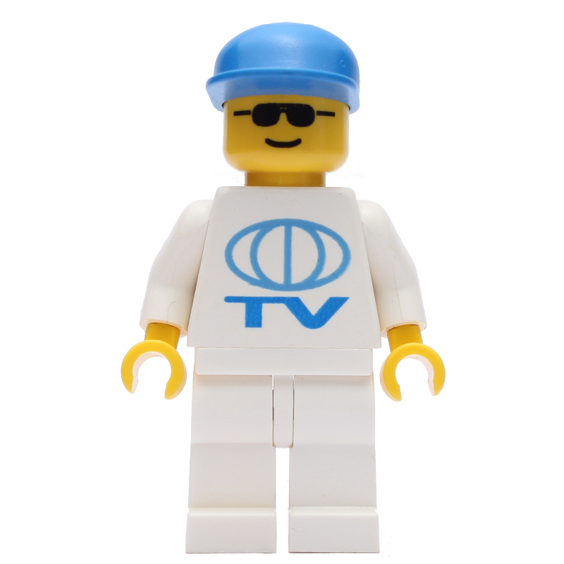 Homme, chemise blanche avec logo de la télévision, casquette bleue, lunettes de soleil (Man, White Shirt with TV Logo, Blue Cap, Sunglasses)