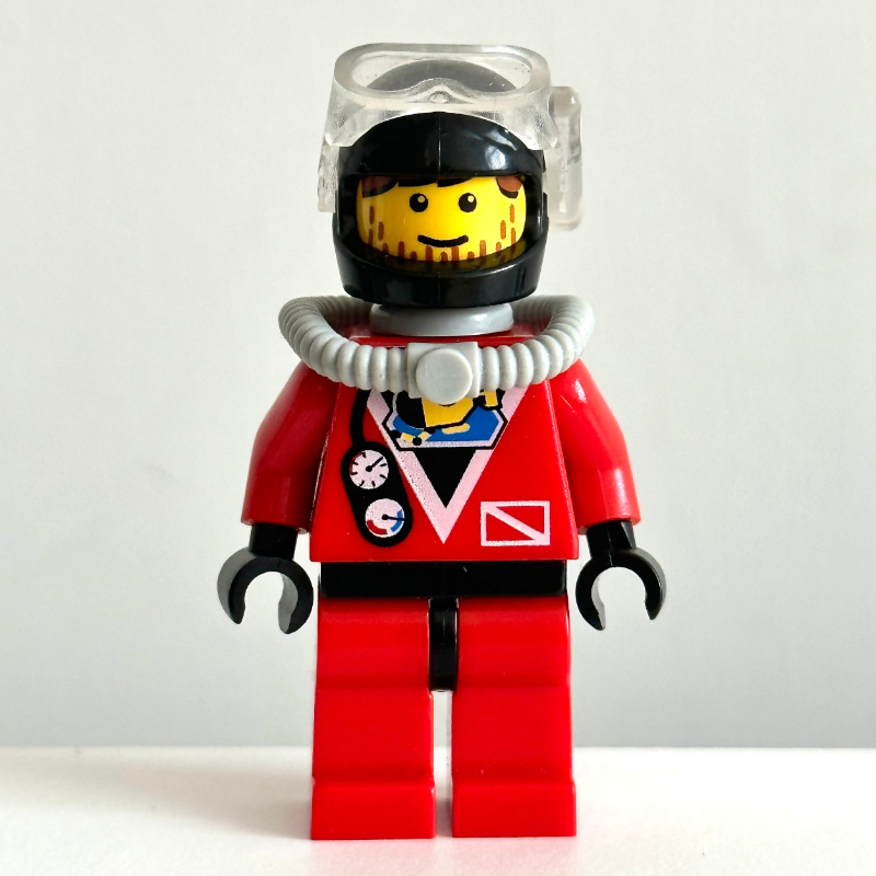 Plongeur, homme, combinaison de plongée rouge, casque noir avec masque, bouteille d’air, barbe naissante (Diver, Man, Red Wetsuit, Black Helmet with Mask, Airtank, Stubble)