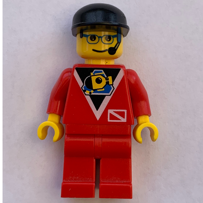 Explorateur marin, chemise rouge avec logo plongeurs, casquette noire, lunettes et micro-casque (Marine Explorer, Red Shirt with Divers Logo, Black Cap, Glasses and Headset)