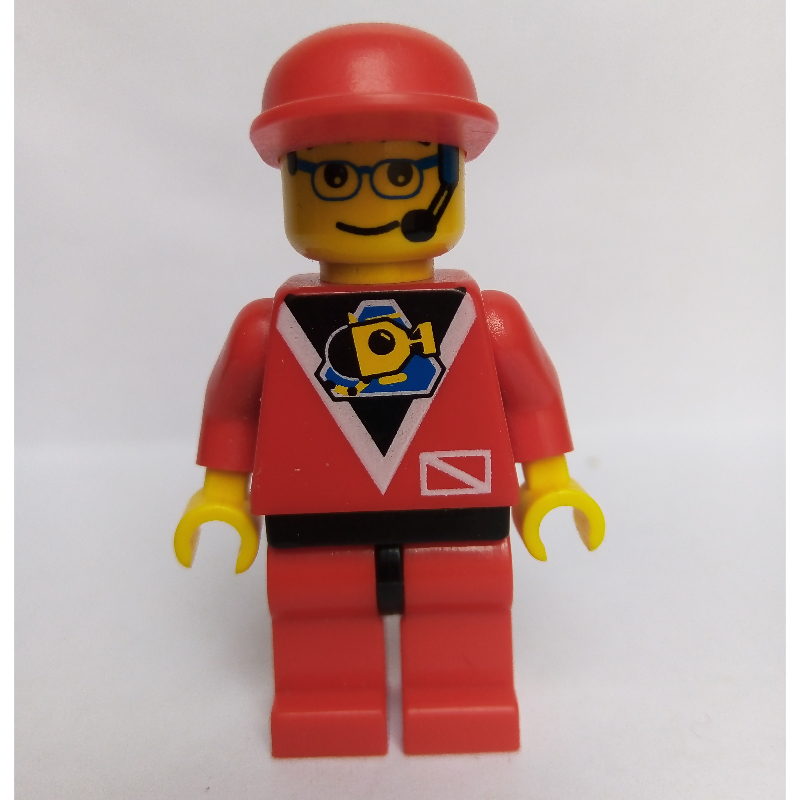 Explorateur marin, chemise rouge avec le logo des plongeurs, jambes rouges, casquette rouge, lunettes et micro-casque (Marine Explorer, Red Shirt with Divers Logo, Red Legs, Red Cap, Glasses and Headset)