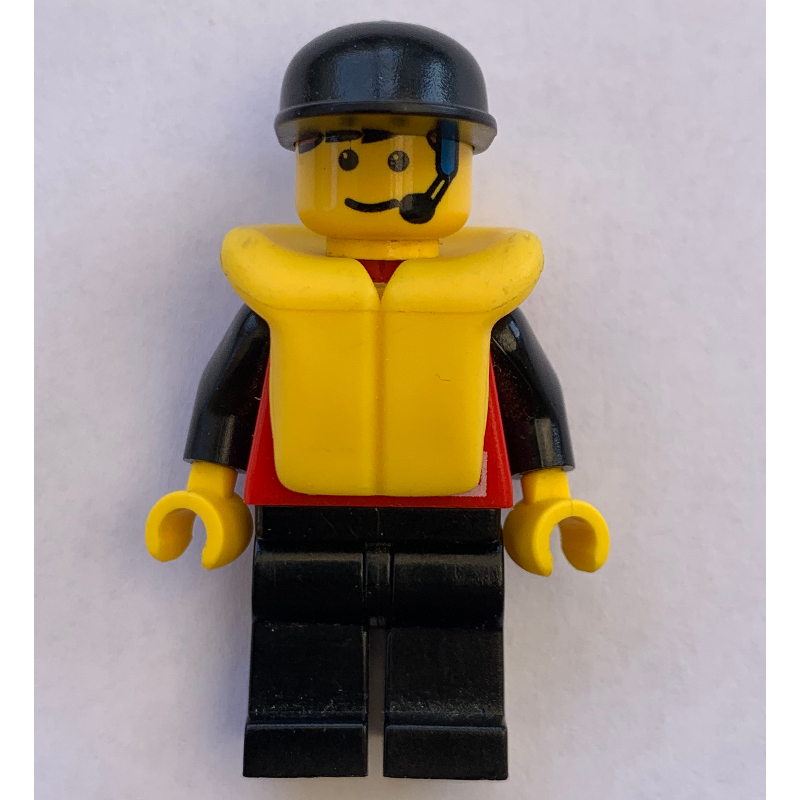 Marine explorer, chemise rouge avec logo plongeurs, casquette noire, gilet de sauvetage jaune, casque (Marine Explorer, Red Shirt with Divers Logo, Black Cap, Yellow Life Vest, Headset)