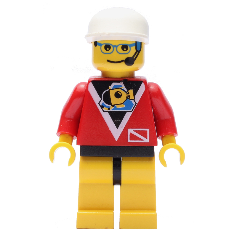 Explorateur marin, chemise rouge avec logo plongeurs, casquette blanche, lunettes et micro-casque (Marine Explorer, Red Shirt with Divers Logo, White Cap, Glasses and Headset)