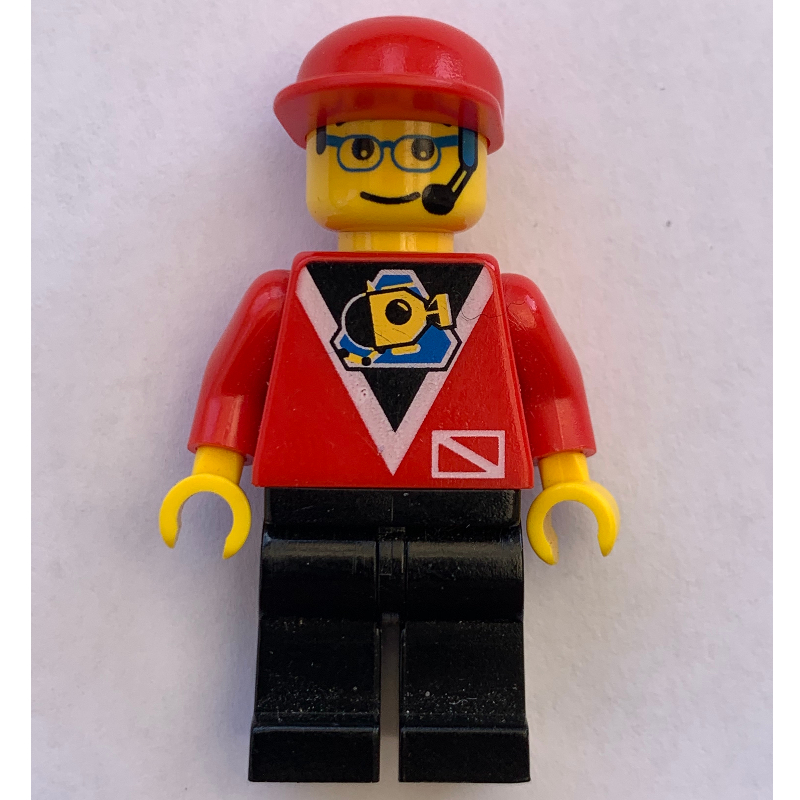 Explorateur marin, chemise rouge avec logo plongeurs, jambes noires, casquette rouge, lunettes et micro-casque (Marine Explorer, Red Shirt with Divers Logo, Black Legs, Red Cap, Glasses and Headset)