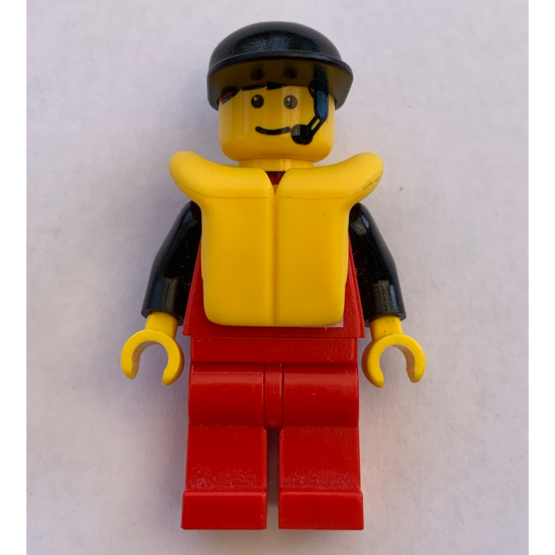 Marine explorer, chemise rouge avec le logo des plongeurs, jambes rouges, casquette noire, gilet de sauvetage jaune, casque (Marine Explorer, Red Shirt with Divers Logo, Red Legs, Black Cap, Yellow Life Vest, Headset)