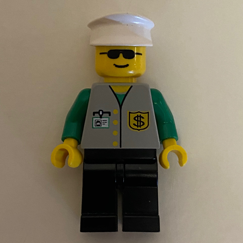 Banquier, gilet gris clair avec insigne et badge d’identité, jambes noires, chapeau blanc, lunettes de soleil (Banker, Light Gray Vest with Badge and ID Badge, Black Legs, White Hat, Sunglasses)