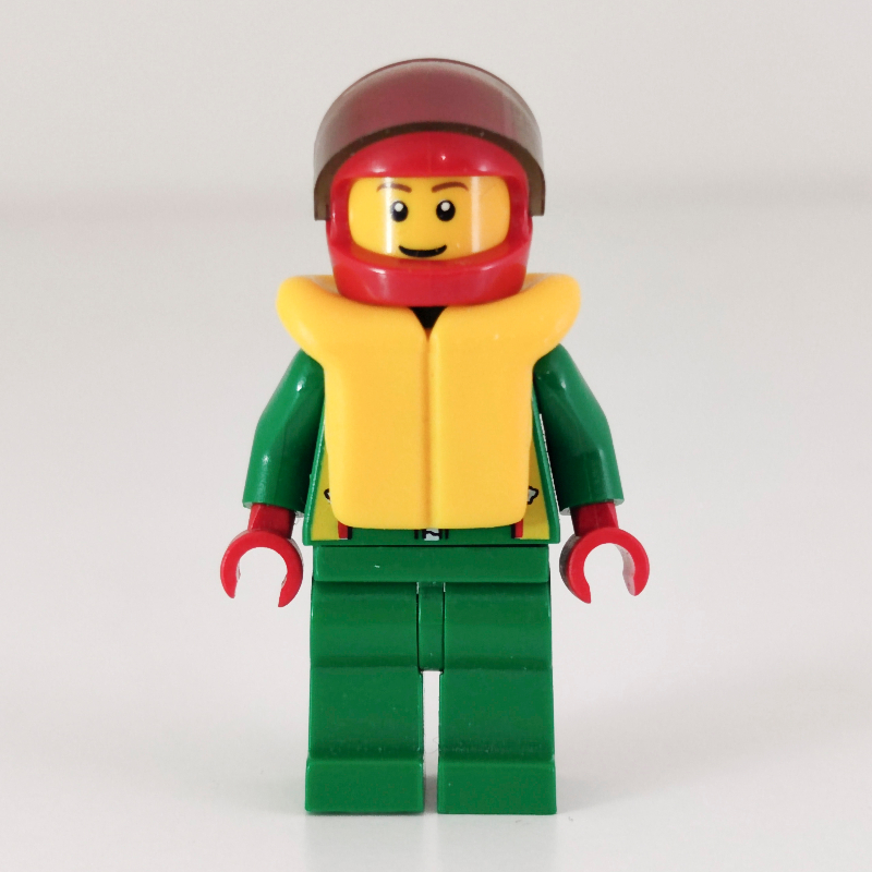 Pilote de course, veste verte avec fermeture éclair et logo Octan, casque rouge avec visière, gilet de sauvetage jaune (Racer, Green Jacket with Zipper and Octan Logo, Red Helmet with Visor, Yellow Life Vest)