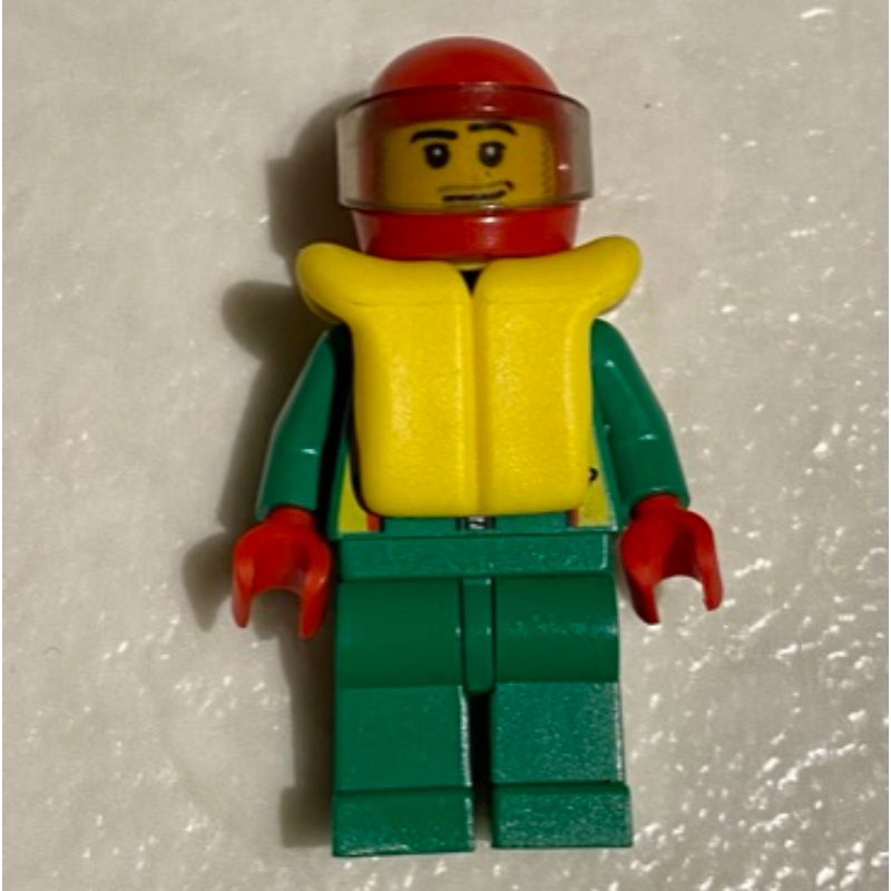 Pilote de course, veste verte avec fermeture éclair et logo Octan, casque rouge avec visière, gilet de sauvetage jaune, barbe naissante (Racer, Green Jacket with Zipper and Octan Logo, Red Helmet with Visor, Yellow Life Vest, Stubble)